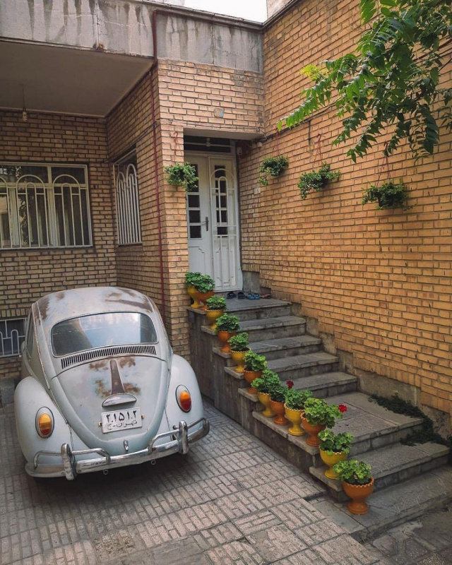 فولکس در حیاط خانه قدیمی